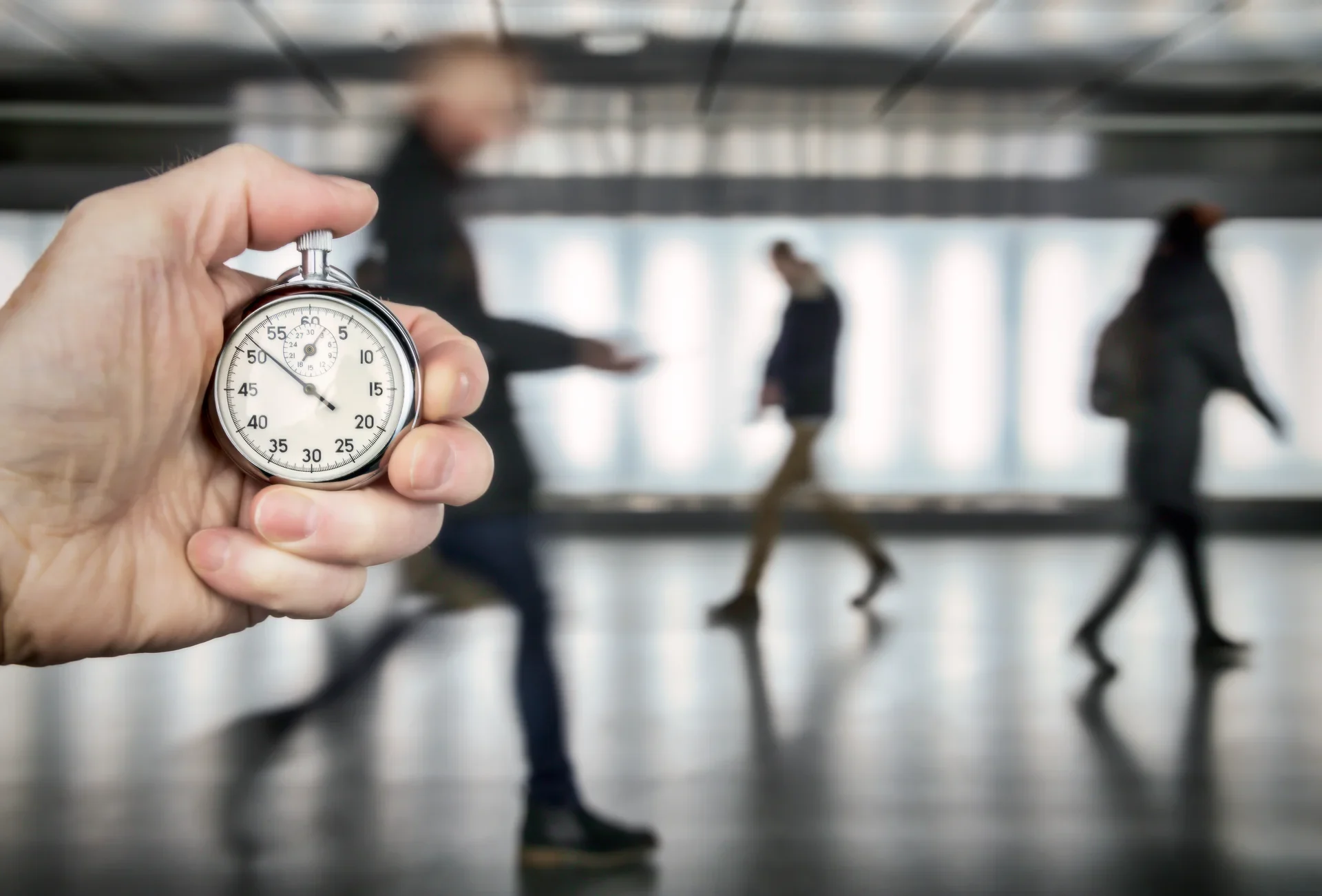 Nahaufnahme einer stoppuhr der hand der stadt